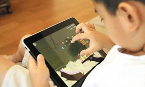 小孩暑假爱玩手机、ipads 小孩暑假爱玩手机、ipads